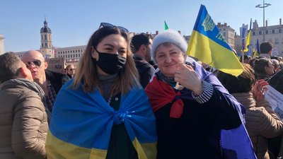 "Зібрали понад 10 вантажівок допомоги" — вінничанка розповіла, як допомагають Україні у Франції