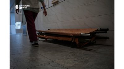 "Медикам нити не можна. В окопах ще гірше" — історії лікарів Донбасу