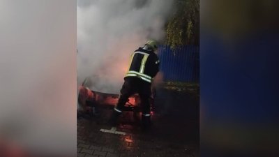 Рятувальники гасять авто на вулиці Арцеулова у Луцьку, яке підпалили у ніч на 24 жовтня Рятувальники гасять авто на вулиці Арцеулова у Луцьку, яке підпалили у ніч на 24 жовтня