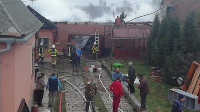 Гараж, склад і житлові кімнати: на Закарпатті згоріла будівля