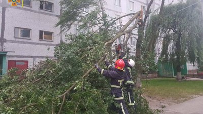 Для ліквідації наслідків негоди рятувальники Хмельниччини виїжджали 25 черня на виклики сім разів. Фото: ГУ ДСНС у Хмельницькй області. Для ліквідації наслідків негоди рятувальники Хмельниччини виїжджали 25 черня на виклики сім разів. Фото: ГУ ДСНС у Хмельницькй області.