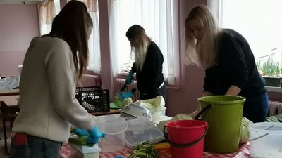 1,5 тонни сирих овочів переробили полтавські волонтери для сухих борщових наборів