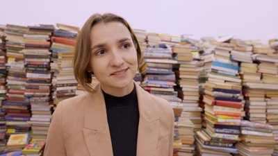 Волонтери передали кілька сотен книг розбомбленій бібліотеці у Чернігові Волонтери передали кілька сотен книг розбомбленій бібліотеці у Чернігові