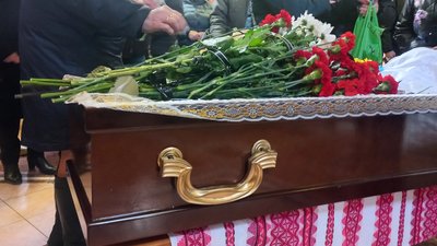 "Ми зобов’язані йому тим, що живемо": у Сумах поховали гранатометника Олексія Данилка "Ми зобов’язані йому тим, що живемо": у Сумах поховали гранатометника Олексія Данилка