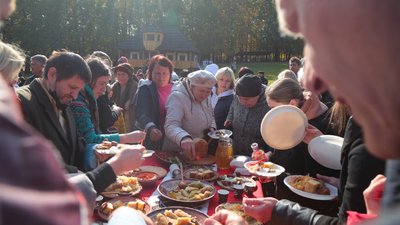 Гості пригощаються голубцями з печі та іншими буковинськими стравами Гості пригощаються голубцями з печі та іншими буковинськими стравами