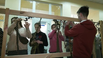 В Одесі волонтери та місцеві жителі плетуть маскувальні сітки для військових
