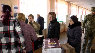 У Житомирі зібрали посилки для військових на передову У Житомирі зібрали посилки для військових на передову