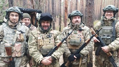 Боєць Богдан Брич разом з побратимами Боєць Богдан Брич разом з побратимами