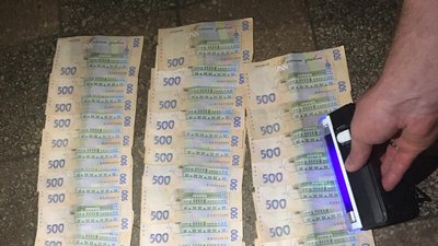 Слідчі ДБР затримали інспектора патрульної поліції за отримання хабара