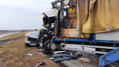 Дві вантажівки та легковик зіткнулися на Запоріжжі: загинув один з водіїв