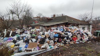 У Полтаві хочуть вивезти сміття із подвір’я жінки, яка збирає його 20 років У Полтаві хочуть вивезти сміття із подвір’я жінки, яка збирає його 20 років