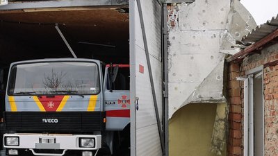Пошкоджена внаслідок атаки російського дрона пожежна частина на Миколаївщині