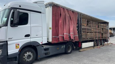 Вантажівка з деревиною на пункті пропуску "Краківець-Корчова"
