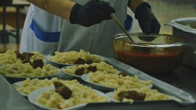 Гуляш, макарони та буряк: у школах Одеси запровадили нове меню Гуляш, макарони та буряк: у школах Одеси запровадили нове меню
