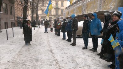 До Дня Соборності у Франківську люди утворили "живий ланцюг" від готелю “Дністер” до “Києва" До Дня Соборності у Франківську люди утворили "живий ланцюг" від готелю “Дністер” до “Києва"