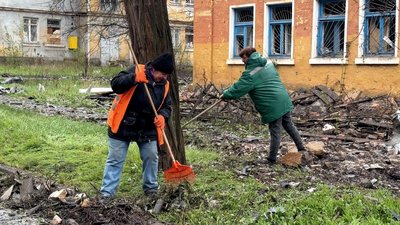 "Перелякана плакала у коридорі. Я ж майже сліпа". Жителі Краматорська розказали про дронову атаку ввечері 23 квітня "Перелякана плакала у коридорі. Я ж майже сліпа". Жителі Краматорська розказали про дронову атаку ввечері 23 квітня