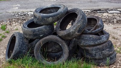 Шини у Херсоні: розпорядження ліквідувати є, як утилізувати - не пояснили