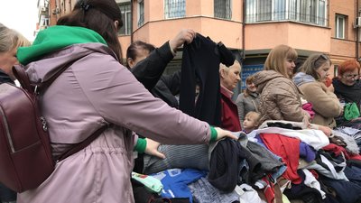 Акція «Соціальний гардероб»: у Полтаві для ВПО безплатно роздавали дитячий одяг Акція «Соціальний гардероб»: у Полтаві для ВПО безплатно роздавали дитячий одяг