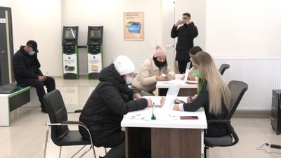 Оформити допомогу можна у відділеннях банків-партнерів