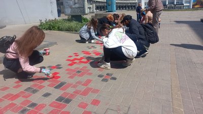 У Сумах відновлюють вишиванку на бруківці У Сумах відновлюють вишиванку на бруківці