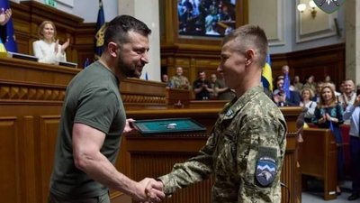 Зеленський нагородив "Хрестом бойових заслуг" командира гранатометного відділення "десятки" Павліну Николаєвич