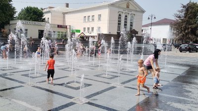 Спека до +36 градусів та подекуди дощі. Якою буде погода в Україні на вихідні