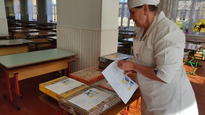 50 кілограмів випічки щодня: в ліцеї Житомира готують печиво та пиріжки для військових 50 кілограмів випічки щодня: в ліцеї Житомира готують печиво та пиріжки для військових