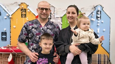 Медик Олександр Калінчук, жінка з пацієнтом та донькою