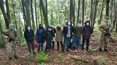 Вісьмох нелегалів з Азії затримали прикордонники на Закарпатті