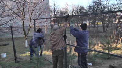 У Луцьку мешканці двох багатоповерхівок на Конякіна проти зведення паркану поруч з їхніми будинками