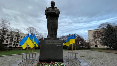 В Ужгороді до пам'ятника Шевченка поклали квіти В Ужгороді до пам'ятника Шевченка поклали квіти