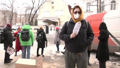 ЛГБТ-активістки принесли під консульство РФ у Харкові іграшковий мозок для Путіна та конвенцію ООН ЛГБТ-активістки принесли під консульство РФ у Харкові іграшковий мозок для Путіна та конвенцію ООН