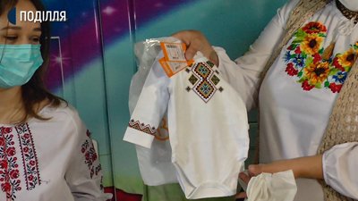 У День вишиванки в традиційний український одяг одягнули 16 немовлят У День вишиванки в традиційний український одяг одягнули 16 немовлят