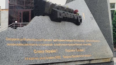 Клима Савура в бронзі "приймала" його зв'язкова: до 20-річчя відкриття в Рівному пам'ятника організатору УПА на Волині Клима Савура в бронзі "приймала" його зв'язкова: до 20-річчя відкриття в Рівному пам'ятника організатору УПА на Волині
