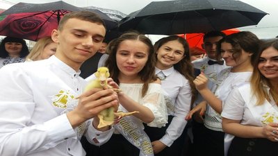 Випускникам Тернопільської школи №6 подарували марки і каченят