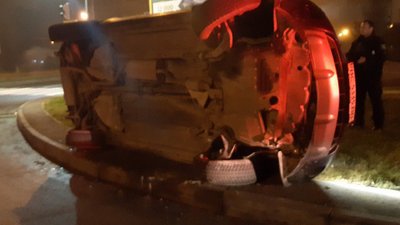Нетверезий водій, втікаючи від поліцейських, перевернувся на автомобілі