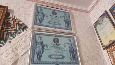 Майстриня з Одещини виготовила та відправила на фронт півсотні сніговиків з ялинкових іграшок