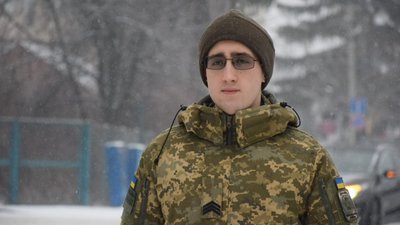 "Пощастило знайти пляшку води, з якою трималися разом з побратимами добу". Історія закарпатського прикордонника Іллі