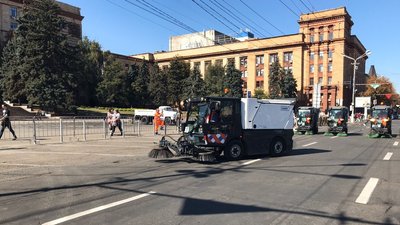 У Дніпрі відбувся парад комунальної техніки