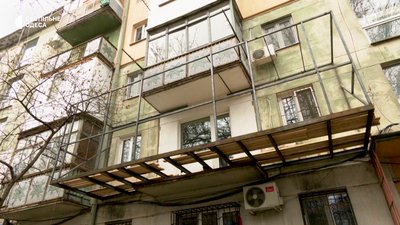 У стінах глибшають тріщини: в Одесі мешканці будинку бояться обвалу через незаконний балкон сусіда У стінах глибшають тріщини: в Одесі мешканці будинку бояться обвалу через незаконний балкон сусіда