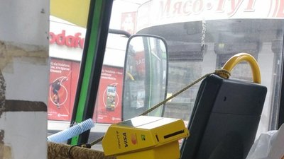 В автобусах одного з харківських маршрутів встановили банківські валідатори