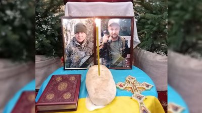 На Чернігівщині поховали трьох бійців, які загинули на Донеччині На Чернігівщині поховали трьох бійців, які загинули на Донеччині