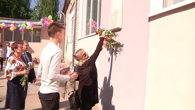 Останній дзвоник: в херсонській школі згадували випускника, який загинув в зоні ООС