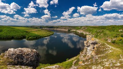 У Кам’янець-Подільському районі зі скелі впав чоловік. Його вдалося врятувати