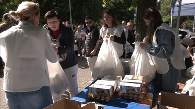 Стояли в черзі по 6 годин: у Черкасах роздали півтори тисячі пакунків для переселенців