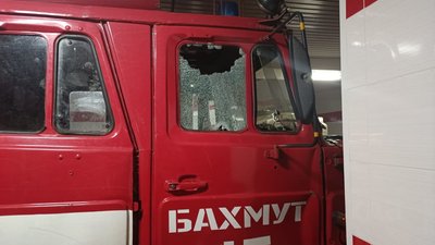 У Бахмуті армія РФ обстріляла пожежну частину, троє людей поранені