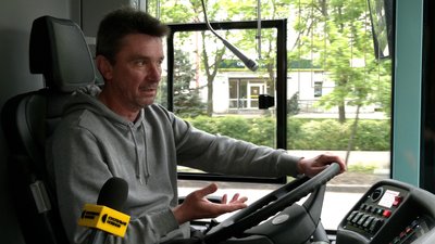 Водій Ігор Чухліб тестує тролейбус з автономним ходом у Чернігові Водій Ігор Чухліб тестує тролейбус з автономним ходом у Чернігові