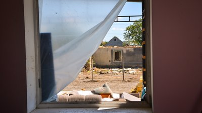 Багатодітна сім'я з Одещини лишилася без даху над головою після ракетного удару. Із 16 вікон у будинку не вціліло жодне