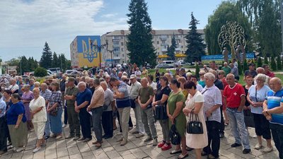 Протестують проти скасування чорнобильських пільг: жителі Овруцької громади зібралися на мітинг Протестують проти скасування чорнобильських пільг: жителі Овруцької громади зібралися на мітинг