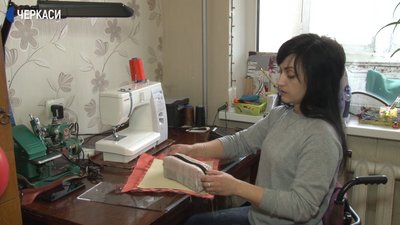 Черкащанка з інвалідністю власноруч виготовляє косметички Черкащанка з інвалідністю власноруч виготовляє косметички